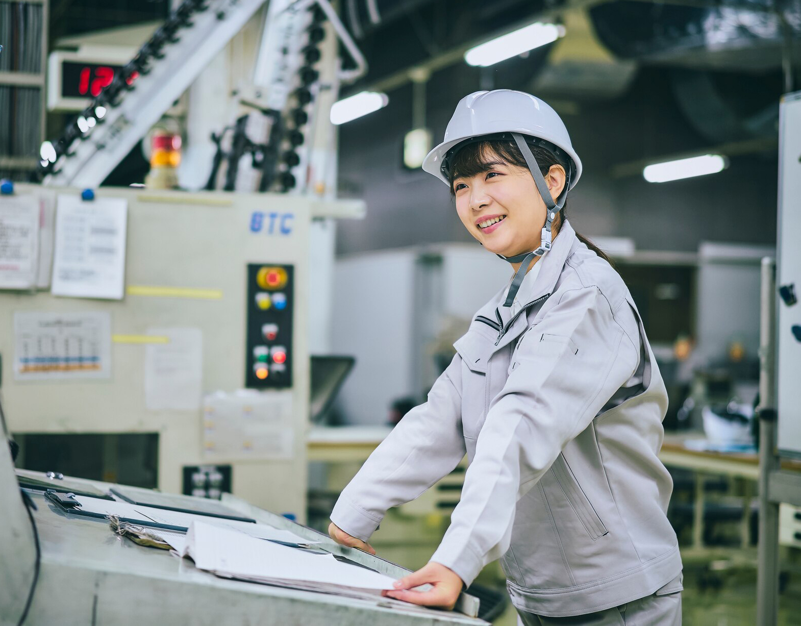 TUYỂN 01 NỮ VẬN HÀNH MÁY ÉP NHỰA VÀ KIỂM TRA SẢN PHẨM